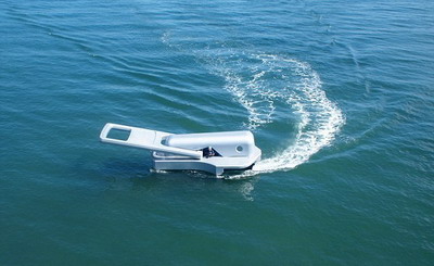 Морской катер в виде молнии