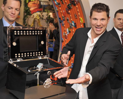 Ник Лаше презентует самую дорогую игрушку от компании Mattel