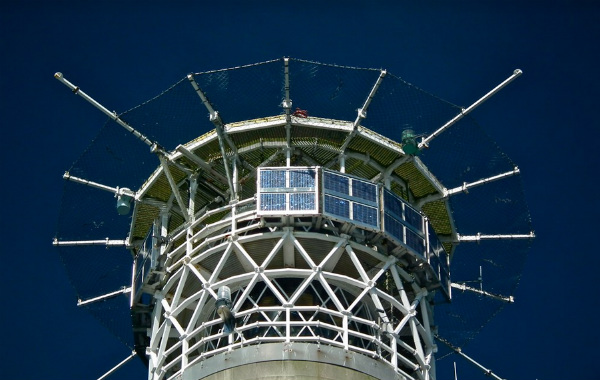 Солнечные панели в верхней части маяка