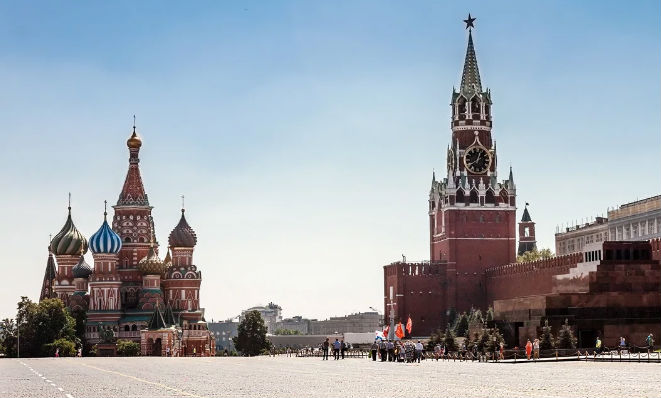 На каких фотографиях изображены достопримечательности москвы а на каких санкт петербурга ответы